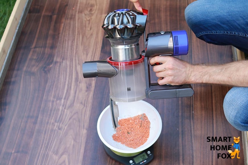 Vider le bac à poussière du Dyson V8